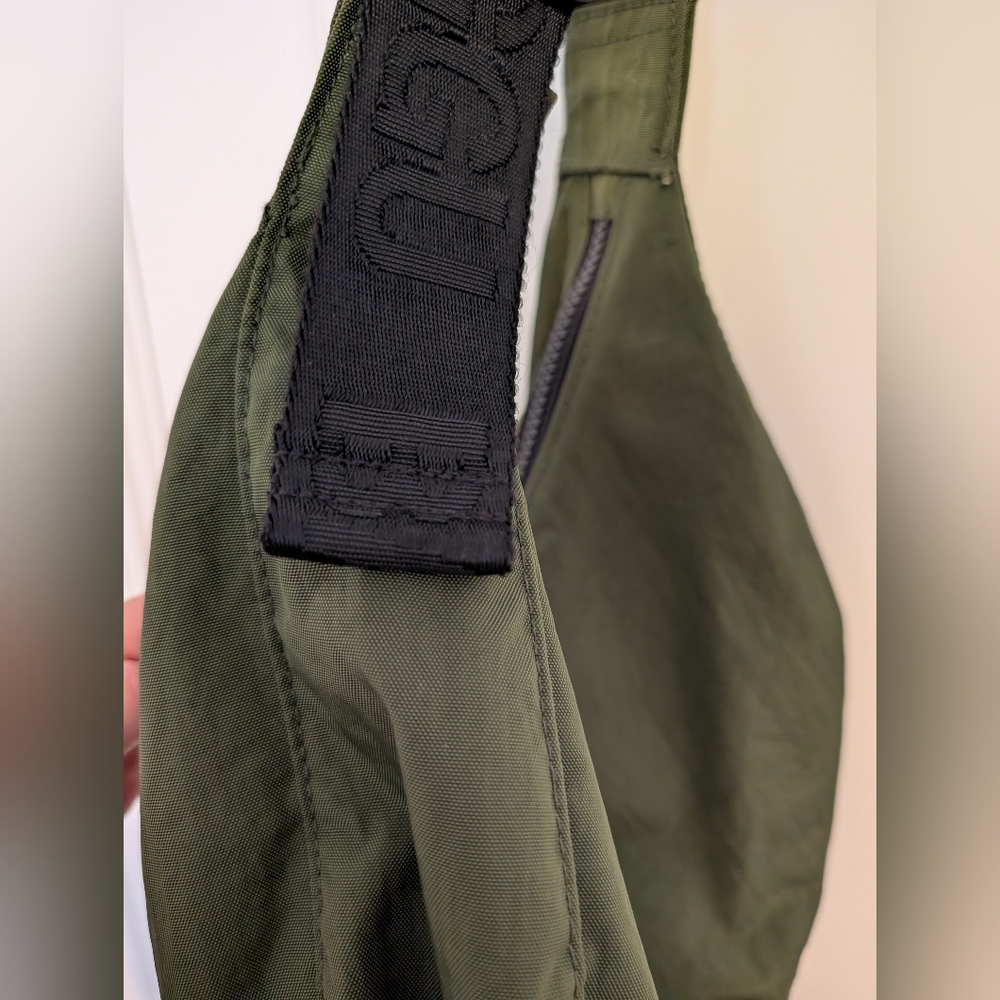 Baggu Medium Nylon Crescent Bag- Bay Laurel - Picture 2 of 4